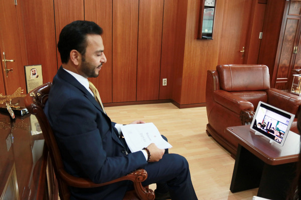 UAE Ambassador to Korea Abdullah Saif Al Nuaimi talks with students via video.