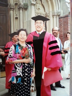 Novelist Han (left) poses with her eldest son on the occasion of his receipt of a Ph. D. from Harvard University in 1993.