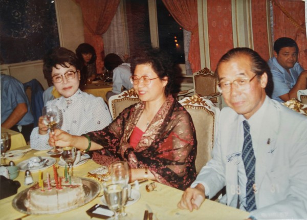 Photo shows, from left, Madam Han Moosook (elder sister of Novelist Han), Novelist Han, and her lawyer brother lawyer at Hotel Shilla in 1983.