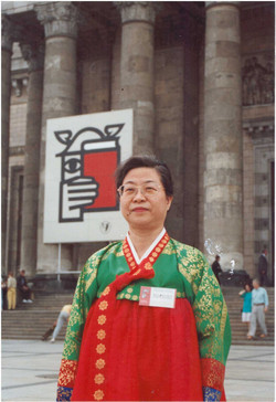 Novelist Han was invited to the world’s 38th Book Fair in Warsaw, Poland in 1993.