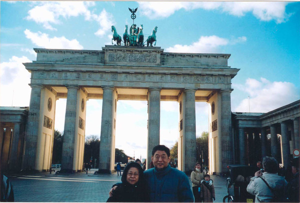 Novelist Han with her husband at Brandenburug Gate in Berlin