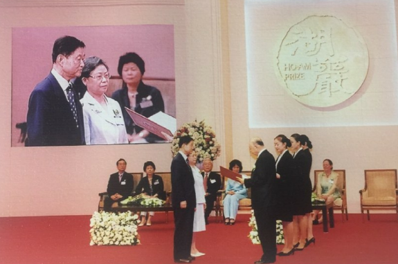 Novelist Han’s husband Hwang (left, foreground) receives the Hoam Prize in 2004.
