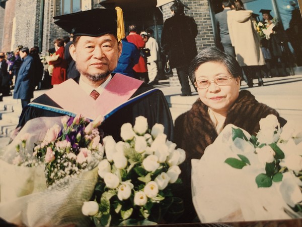 ​Novelist Han (right) with her husband, Hwang Byung-ki, on the occasion of Hwang’s receipt of an academic degree.