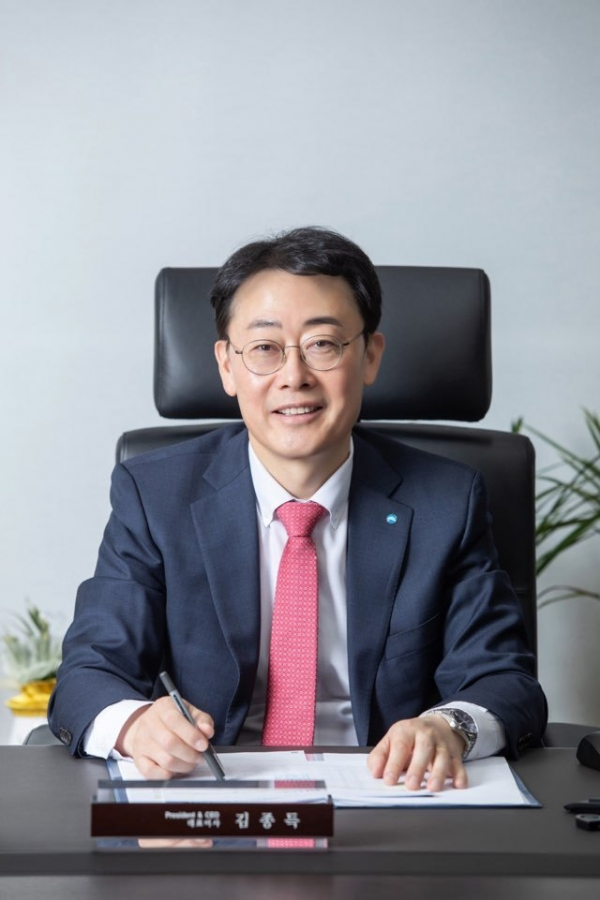 Kim Jong-deuk, CEO of Woori Investrment Bank