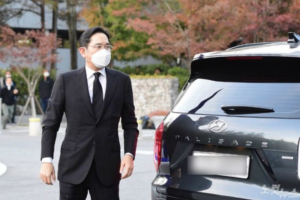Vice Chairman Lee Jae-yong of the Samsung Business Group is entering the funeral ceremony site for the late Chairman Lee Kun-hee at the Samsung Medical Center in Seoul on Oct. 25, 2020.