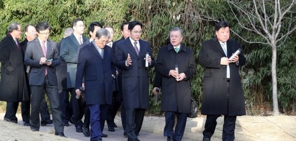 President Moon Jae-in (right) listens to Vice Chairman Lee Jae-yong. Lee is slated to be promoted to the chairman of the Samsung Business Group soon following the passage of his father, the late Chairman Lee Kun-hee on Oct. 25, 2020.