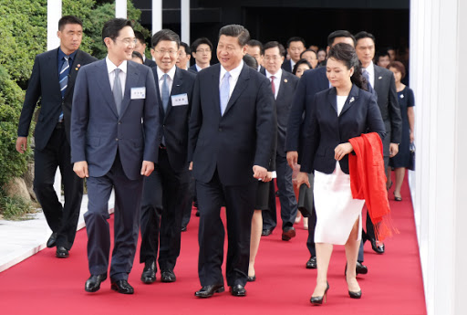 Vice Chairman Lee Kun-hee (second from left, foreground) walks with President Xi Jinping of China (second from left, foreground).