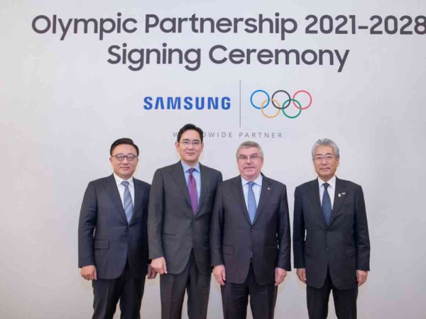 Samsung Vice Chairman Lee Jae-yong (second from left) poses for a picture with IOC President Thomas Bach (third from left) and IOC's marketing head Takeda Tsunekazu (right) at Hotel Shilla in central Seoul.