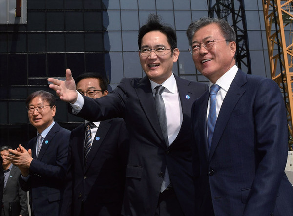 Samsung Electronics Vice Chairman Lee Jae-yong (second from right) explains to President Moon Jae-in on the semiconductor plant in Hwaseong, Gyeonggi Province on April 30, 2019.