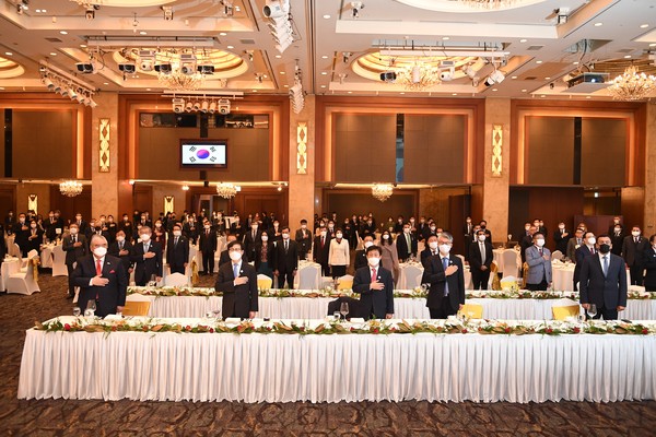 Host and guests sulute to the National Anthems of Korea and Uzbebekistan played at the beginning of the reception hosted by Amb. And Mrs. Vitaliy Fen of Uzbekistan in Seoul at the Lotte Hotel in Seoul on Oct. 23, 2020. Shown in the foreground, from left, are: Ambassador Vitali Fen of Uzbekist;  Presidential Secretary Yeo Han Koo for New Southern and Northern Policy; Deputy Minister Park Ki Young for Trade at the Ministry of Trade, Industry & Energy;  Director General Kim Pil Woo for European Affairs at the Ministry of Foreign Affairs; and Ambassador Ramzi Teymurov of Azerbaija.