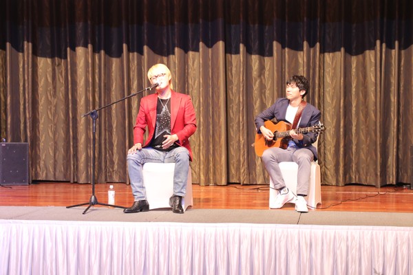 Korean Singer Kang Joo-Won (left) sings ‘Ulugimsan Vatanim’ and other Uzbek songs with a Korean guitarist.