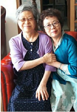 Novelist Han Malsook (left) poses with Prof. Yoo In-soon of Kangwon National University who is one of the ardent fans of novelist Han.