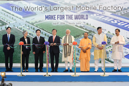Vice Chairman Lee is seen at far left with President Moon Jae-in and Prime Minister Narebdra Modi of India (fourth and fifth from left, respectively) are flanked by the leaders of the two countries on the occasion of the completion of the "World's Largest Mobile Factory" in India. At far let is Vice Chairman Lee Jae-yong of Samsung Group