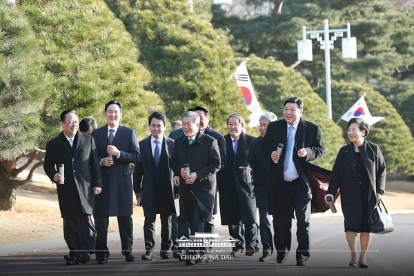 President Moon Jae-in and Vice Chairman Lee Jae-yong Samsung Group (fourth and second from left, foreground) are walking on the grounds of the Presidential Mansion of Cheong Wa Dae in Seoul with other Korean business leaders. At far left is Chairman Park Yongmaan of Korea Chamber of Commerce and Industry.