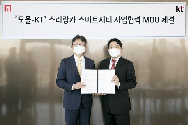 KT CEO Park Yoon-young (left) and Kim Yong-wook, CEO of Moeul, signed the MOU at KT's Gwanghwamun office in Seoul./ Courtesy of KT