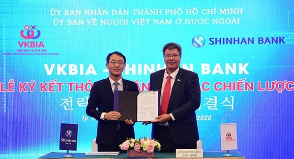 Shin Dong-min (left), president of Shinhan Vietnam Bank, pose for the camera with his counterpart of VKBIA Association. / Courtesy of Shinhan Bank