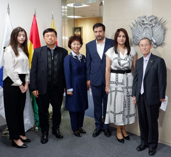 CDA and Mrs. Ossio Bustillos of Bolivia (fourth and fifth from left, respectively) pose with, from left, Miss Raquel Otero (daughter of the CDA and madam), Editor-in-Chief Lee Kap-soo of The Korea Post media and Vice Chairperson Joy Cho of The Korea Post. At far right is Publisher-Chairman Lee Kyung-sik of The Korea Post media.