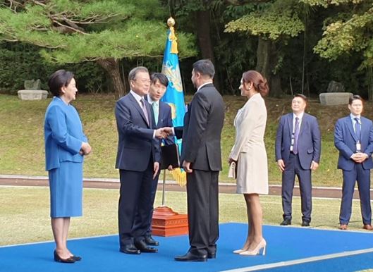 President Moon Jae-in (second from left) shakes hands with Charge d´Affires Luis Pablo Ossio Bustillos of the Plurinational State of Bolivia (third from left) while First Lady Madam Kim Jung-sook (far left) looks on. Mrs. Maria Jose Zapata Aliaga (spouse of CDA Ossio Bustillos) is standing on the right of CDA Ossio Bustillos.