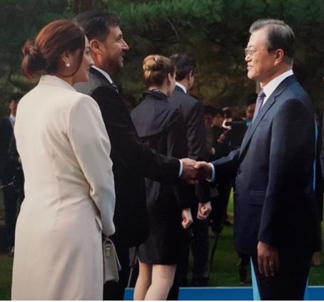 President Moon (right) shakes hands with CDA Ossio Bustillos of Bolivia (second from left) while Mrs. Zapata looks on at left.