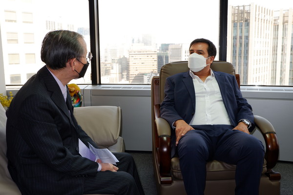 CDA Ossio Bustillos (right) is interviewed by Publisher-Chairman Lee Kyung-sik of The Korea Post media (publisher of 3 English and 2 Korean-language news publications since 1985).