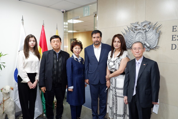 CDA and Mrs. Ossio Bustillos of Bolivia(fourth and fifth from left, respectively) pose with, from left, Miss Raquel Otero(daughter of the CDA and madam), Editor-in-Chief Lee Kap-soo of The Korea Post media and Vice Chairperson Joy Cho of The Korea Post. At far right is Publisher-Chairman Lee Kyung-sik of The Korea Post media.
