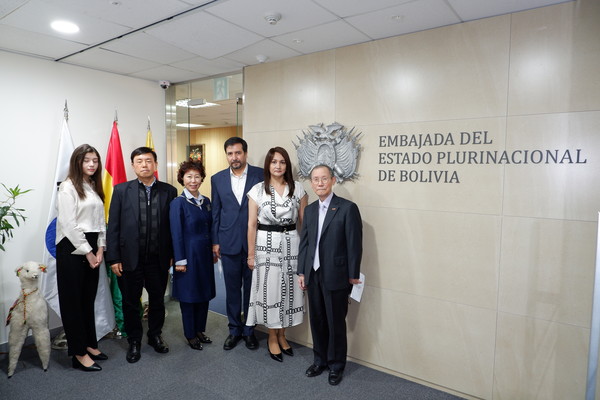 볼리비아 오시오 부스티요스 대리 대사와 부인(각각 왼쪽에서 네 번째, 다섯 번째)가 왼쪽부터 오테로 양(대리 대사와 부인의 딸), 이갑수 코리아포스트 편집국장, 조경희 코리아포스트 부회장과 포즈를 취하고 있다. 맨 오른쪽은 코리아포스트 발행인 겸 회장이다.