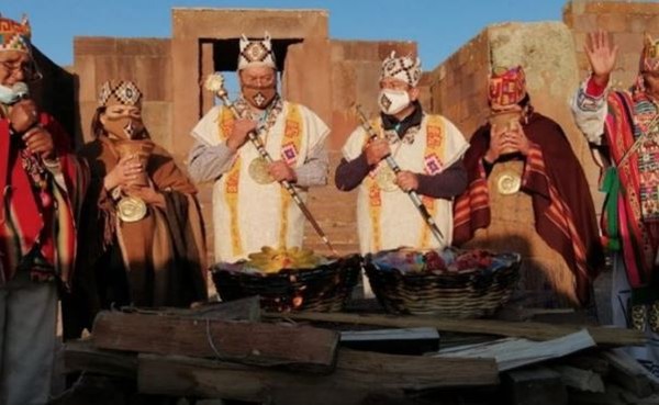 원시 마을 사람들과 함께 하는 티와나쿠의 어머니 지구를 위한 볼리비아의 전통적인 의식의 또 다른 장면