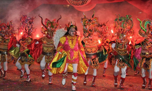 전설적인 피겨 마스크를 쓰고 춤을 추는 볼리비아의 전통 민속 예술 공연