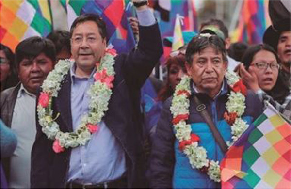 지지자들의 환호에 응답하는 루이스 아르세 볼리비아 대통령