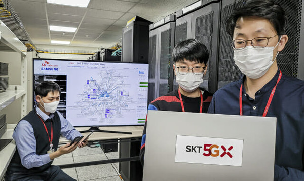 SKT researchers are testing the technology and equipment performance of the 'next-generation core network' at 5GX technology group Lab located in Bundang. / Courtesy of SK Telecom