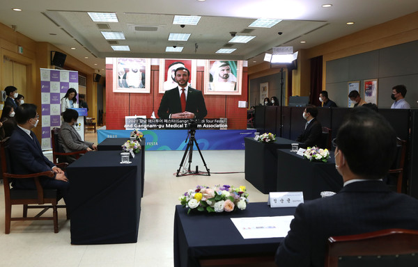 Ambassador Al Nuaimi delivers a congratulatory speech.