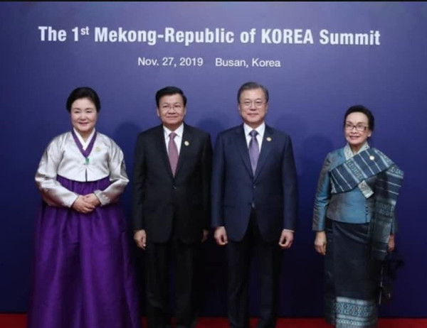 President Moon Jae-in and Prime Minister Thongloun Sisoulith of the Lao People’s Democratic Republic (third and second from left) are flanked on the left by Korean First Lady Madam Kim Jung-sook and Madam Naly Sisoulith of Laos on the right.
