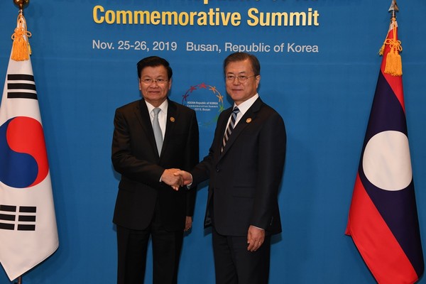 President Moon Jae-in (right) and Prime Minister Thongloun Sisoulith of the Lao People’s Democratic Republic shake hands with each other at the 2019 ASEAN-Republic of Korea Commemorative Summit in Busan on Nov. 25-26, 2019.