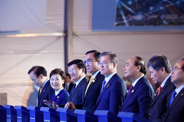 President Moon Jae-in and Prime Minister Thongloun Sisoulith of Laos (fourh and sixth from right, respectively, foreground) at the Busan Eco Delta Smart City ground-breaking ceremony.
