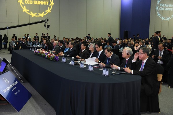 President Moon Jae-in and Prime Minister Thongloun Sisoulith of Laos (seated fifth and sixth from left, respectively, at the head table) at the ASEAN CEO Summit.