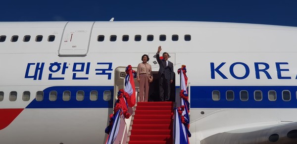 President Moon and Frist Lady Kim wave to the host and other farewell bidders at the time of their departure for Korea from Laos.
