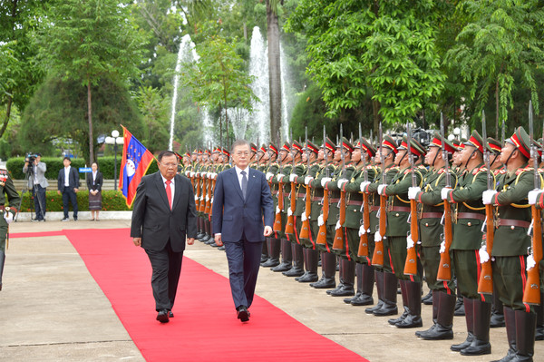 President Moon Jae-in of Korea (right) and President Bounnhang Vorachith of Laos receive salute from the honor guards of Laos.