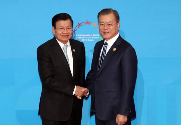 President Moon Jae-in (right) and Prime Minister Thongloun Sisoulith of the Lao People’s Democratic Republic shake hands with each other.