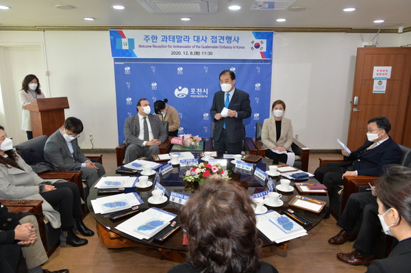 Pocheon City Mayor Park Yoon-guk (standing) meets with Guatemala's Ambassador to Korea Marco Tulio Chicas Sosa (Park's left, seated) and other officials at his office in the city on Dec. 8./Courtesy of Pocheon City