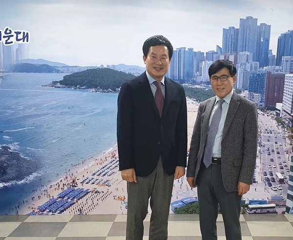 Mayor Hong (left) poses with President Kim Hyung-dae of The Korea Post media in charge of special features on the occasion of the latter’s visit to Mayor Hong for an extensive special report of the local autonomous government.