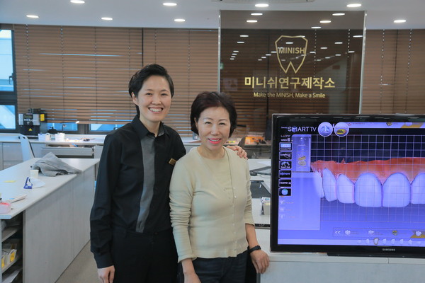 Director Ms. Jung Eu-Mi of the Dental Laboratory of the MINISH Dental Hospital in Seoul (left) poses with Vice Chairperson Joy Cho of The Korea Post media after an interview with Director Jung. interviewed.