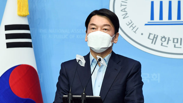 Ahn Cheol-soo declares his bid for Seoul mayoral by-election during a press conference at the National Assembly on Dec. 20.