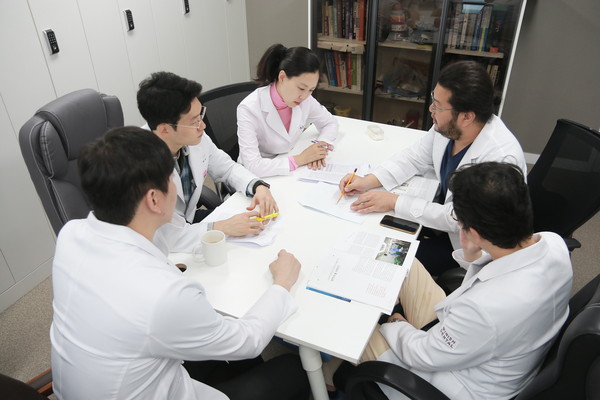 미니쉬치과병원 치의학연구소에서 직원들이 회의하는 모습