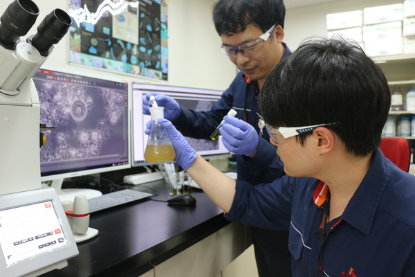 SK인천석유화학 연구원들이 사내 폐수처리장 내 실험실에서 미생물 영상 이미지를 분석하고 있다