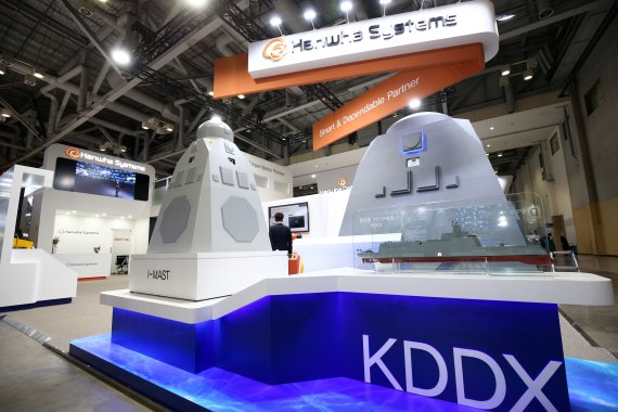 Image of KDDX integrated master displayed by Hanwha Systems at MADEX2019/ Courtesy of Hanwha Systems
