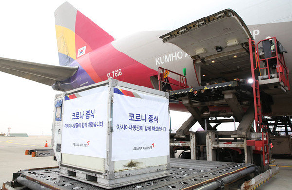 Asiana Airlines succeeded in transporting the first COVID-19 vaccine on a cargo plane./ Courtesy of Asiana Airlines