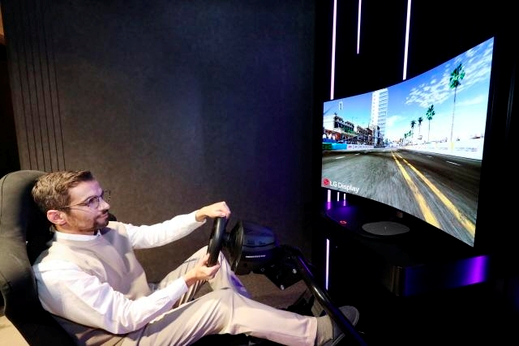 A user is playing a game with the LG Display’s 48-inch bendable CSO panel. /Courtesy of LG Display
