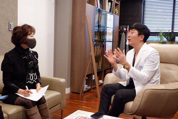 Korea Post Vice-Chairperson Joy Cho (left) holds an interview with MINISH Dental Hospital CEO Kang Jung-ho.