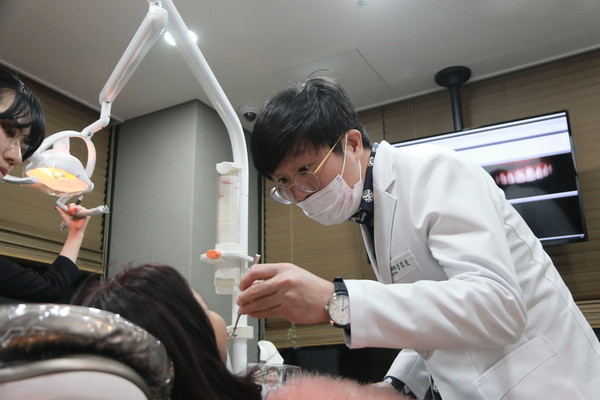 CEO Kang Jung-ho examining patient.