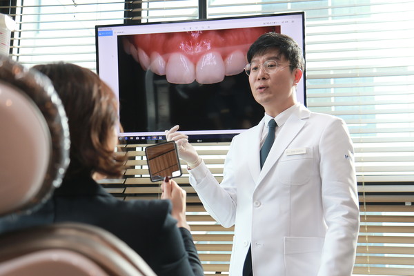CEO Kang Jung-ho examining patient